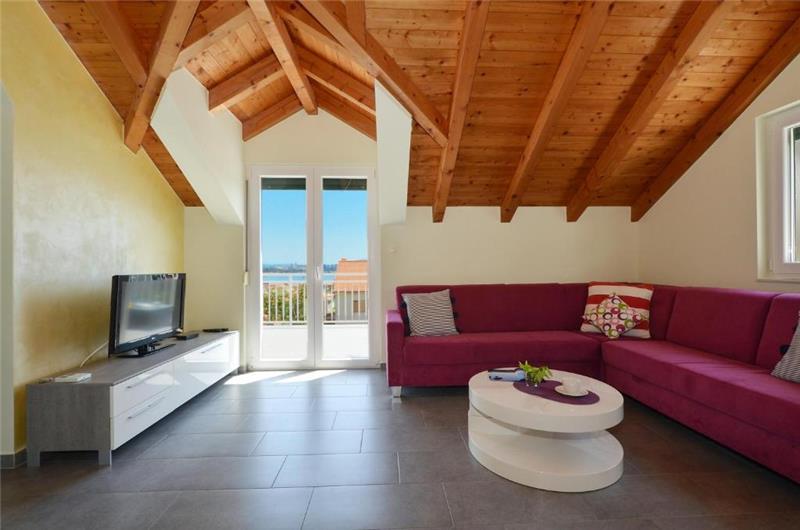 3-Bedroom Villa with Pool, Garden and Sea View near Split City – Sleeps 7