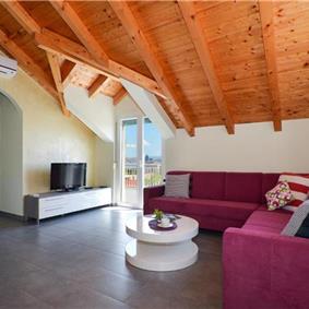 3-Bedroom Villa with Pool, Garden and Sea View near Split City – Sleeps 7