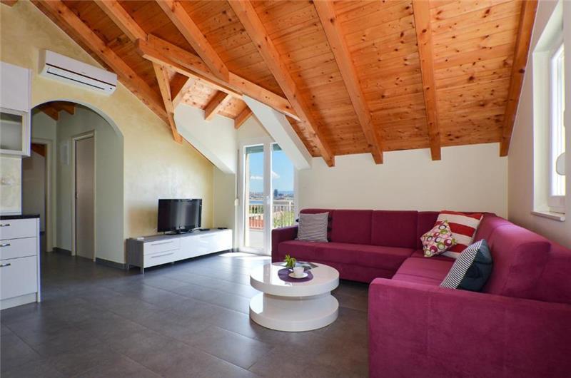 3-Bedroom Villa with Pool, Garden and Sea View near Split City – Sleeps 7