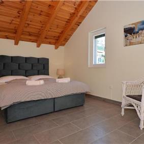 3-Bedroom Villa with Pool, Garden and Sea View near Split City – Sleeps 7
