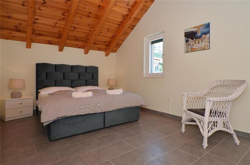 3-Bedroom Villa with Pool, Garden and Sea View near Split City – Sleeps 7