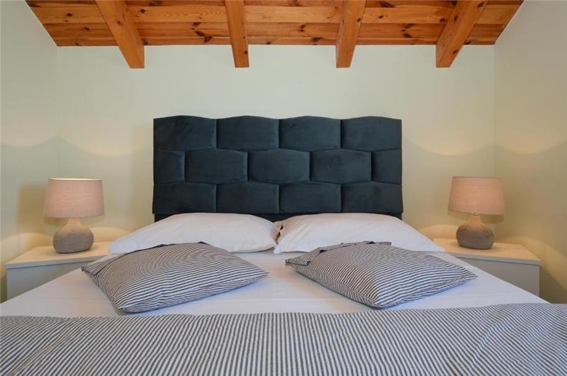 3-Bedroom Villa with Pool, Garden and Sea View near Split City – Sleeps 7