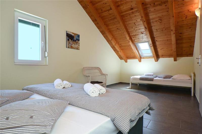 3-Bedroom Villa with Pool, Garden and Sea View near Split City – Sleeps 7