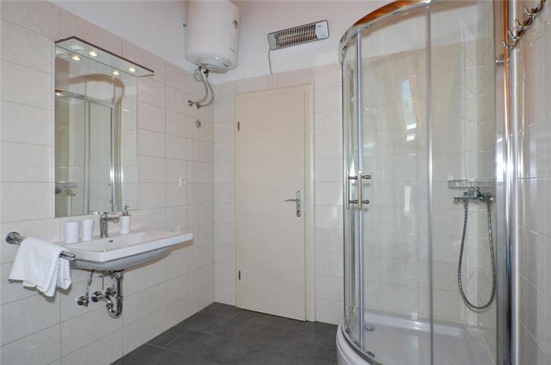 3-Bedroom Villa with Pool, Garden and Sea View near Split City – Sleeps 7