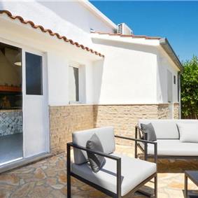 3-Bedroom Villa with Pool, Garden and Sea View near Split City – Sleeps 7