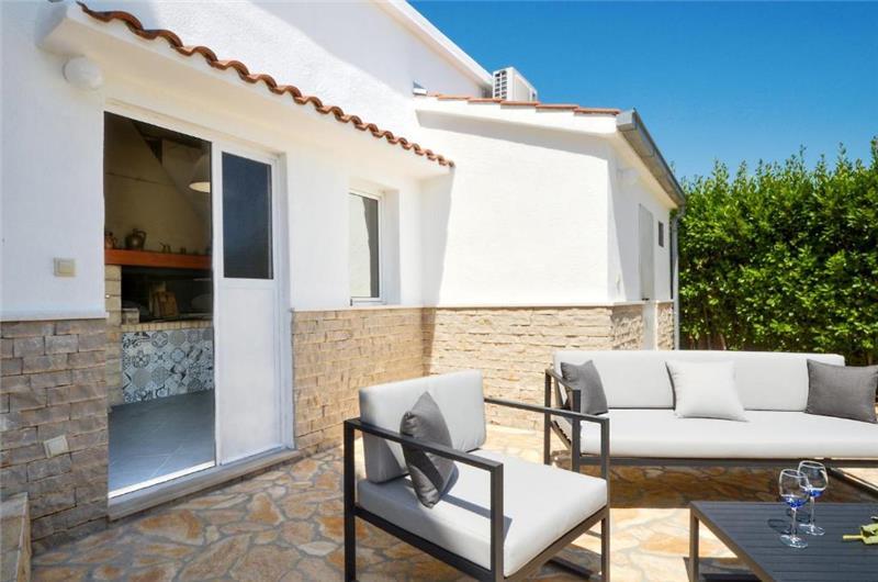 3-Bedroom Villa with Pool, Garden and Sea View near Split City – Sleeps 7