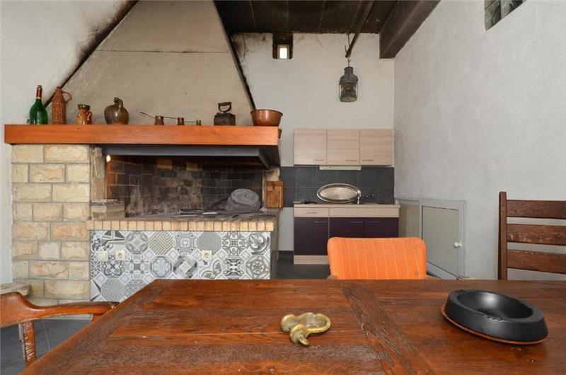 3-Bedroom Villa with Pool, Garden and Sea View near Split City – Sleeps 7