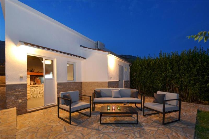 3-Bedroom Villa with Pool, Garden and Sea View near Split City – Sleeps 7