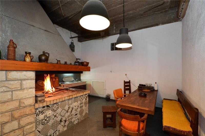 3-Bedroom Villa with Pool, Garden and Sea View near Split City – Sleeps 7