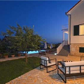 3-Bedroom Villa with Pool, Garden and Sea View near Split City – Sleeps 7