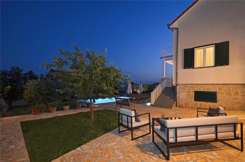 3-Bedroom Villa with Pool, Garden and Sea View near Split City – Sleeps 7