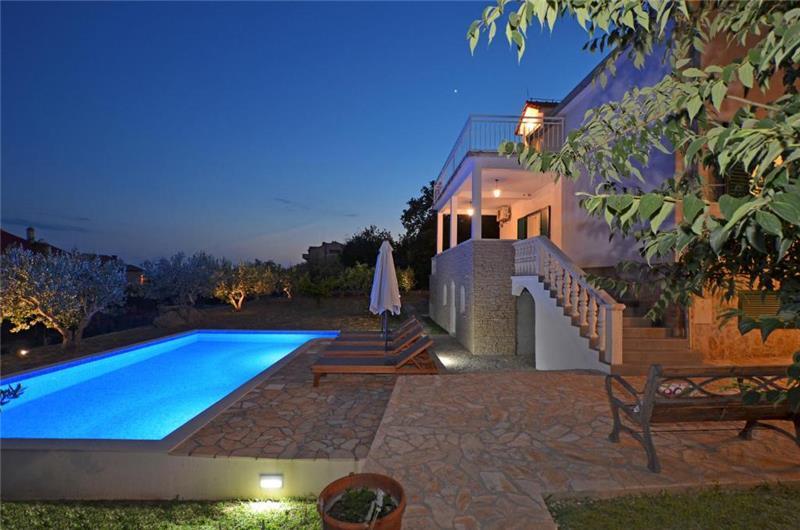 3-Bedroom Villa with Pool, Garden and Sea View near Split City – Sleeps 7