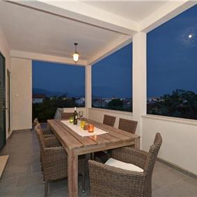 3-Bedroom Villa with Pool, Garden and Sea View near Split City – Sleeps 7