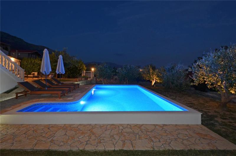 3-Bedroom Villa with Pool, Garden and Sea View near Split City – Sleeps 7