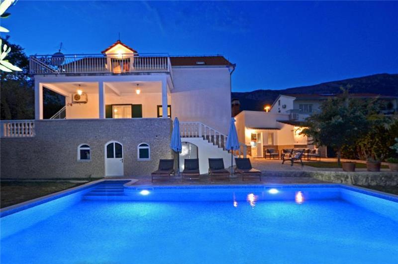 3-Bedroom Villa with Pool, Garden and Sea View near Split City – Sleeps 7