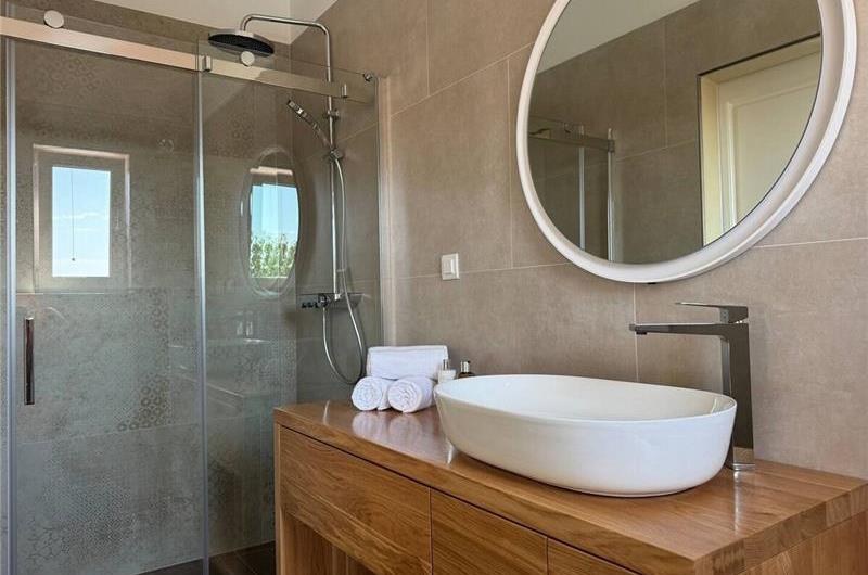 2 bedroom villa with heated pool & tennis court near Zadar, sleeps 4