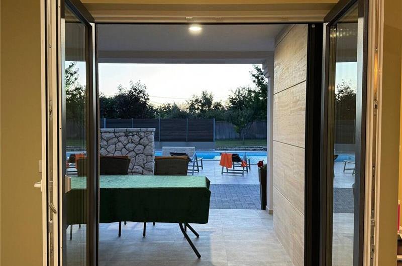 2 bedroom villa with heated pool & tennis court near Zadar, sleeps 4