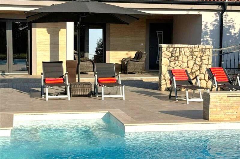2 bedroom villa with heated pool & tennis court near Zadar, sleeps 4