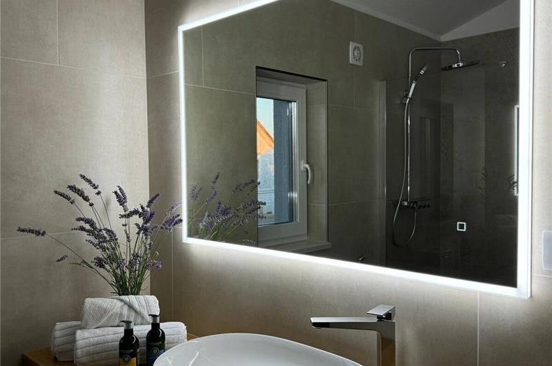 2 bedroom villa with heated pool & tennis court near Zadar, sleeps 4