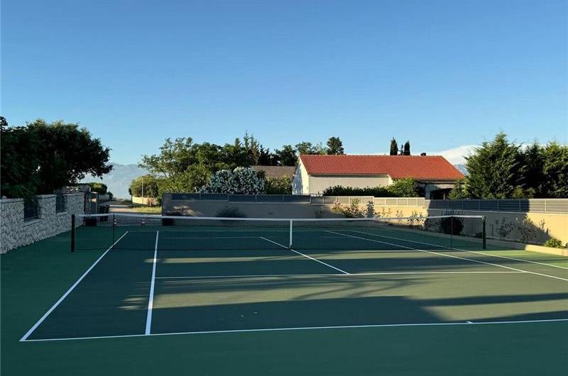 2 bedroom villa with heated pool & tennis court near Zadar, sleeps 4