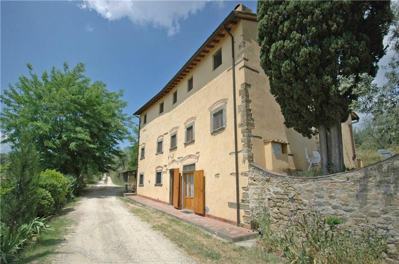 A selection of 2-3 bedroom apartments with shared pool near Florence, Sleeps 4-6