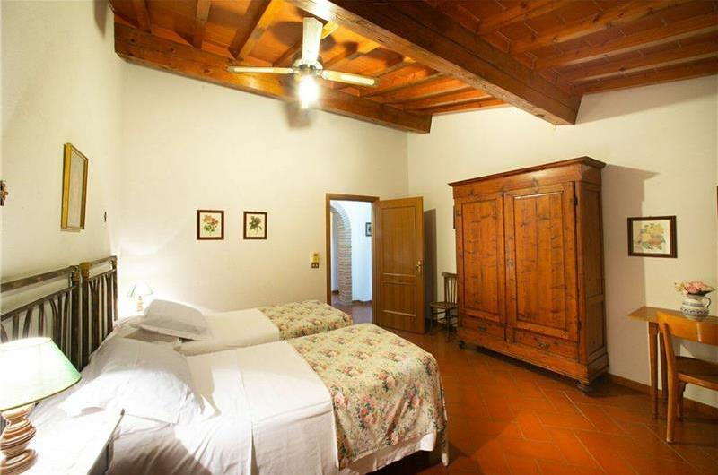 A selection of 2-3 bedroom apartments with shared pool near Florence, Sleeps 4-6