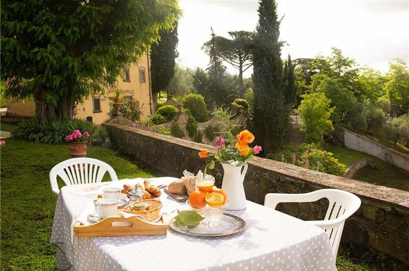 A selection of 2-3 bedroom apartments with shared pool near Florence, Sleeps 4-6