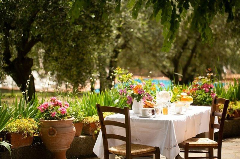 A selection of 2-3 bedroom apartments with shared pool near Florence, Sleeps 4-6