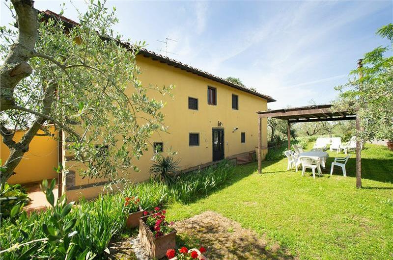 A selection of 2-3 bedroom apartments with shared pool near Florence, Sleeps 4-6