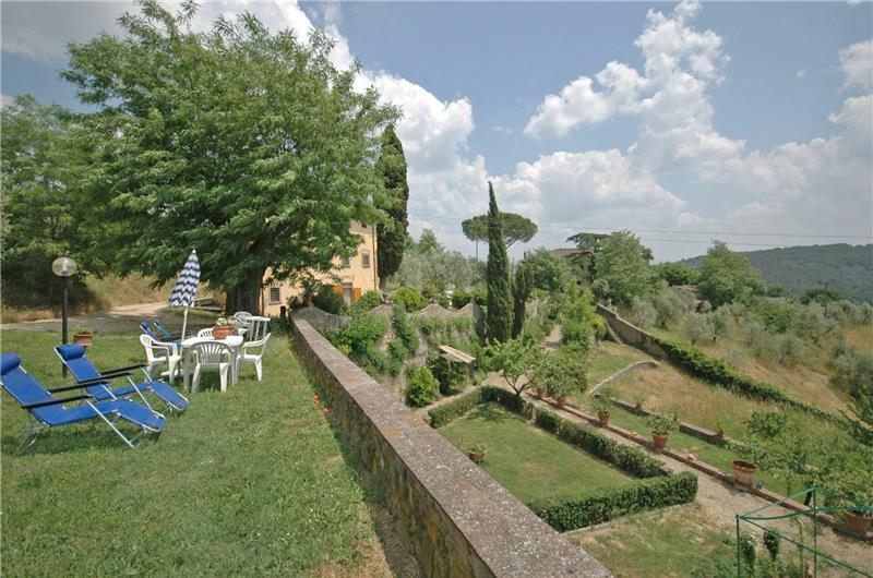 A selection of 2-3 bedroom apartments with shared pool near Florence, Sleeps 4-6