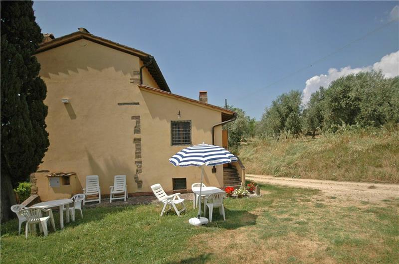 A selection of 2-3 bedroom apartments with shared pool near Florence, Sleeps 4-6