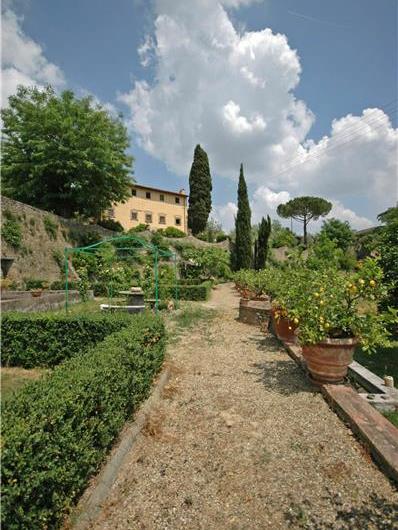 A selection of 2-3 bedroom apartments with shared pool near Florence, Sleeps 4-6