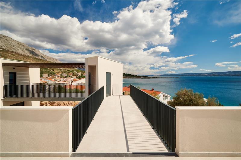 Sea-view villa in Omis, photograph 24