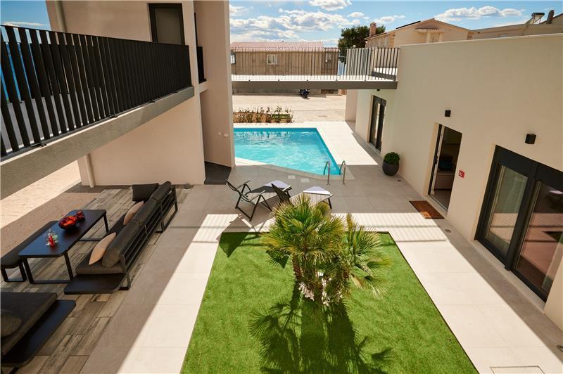 Sea-view villa in Omis, photograph 2