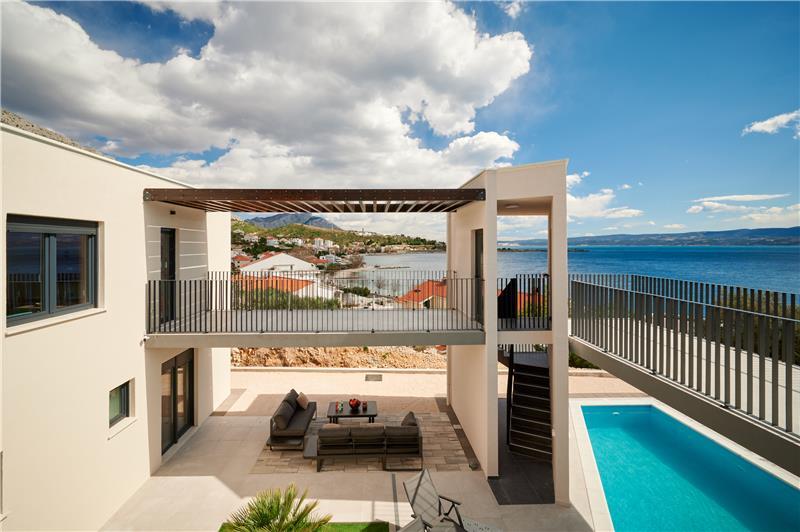 Sea-view villa in Omis, photograph 25