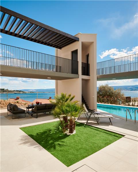 Sea-view villa in Omis, photograph 5