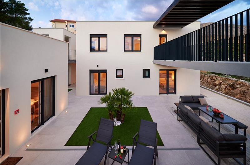 6 bedroom villa with heated pool near Omis, sleeps 12