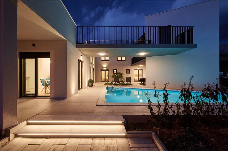 6 bedroom villa with heated pool near Omis, sleeps 12