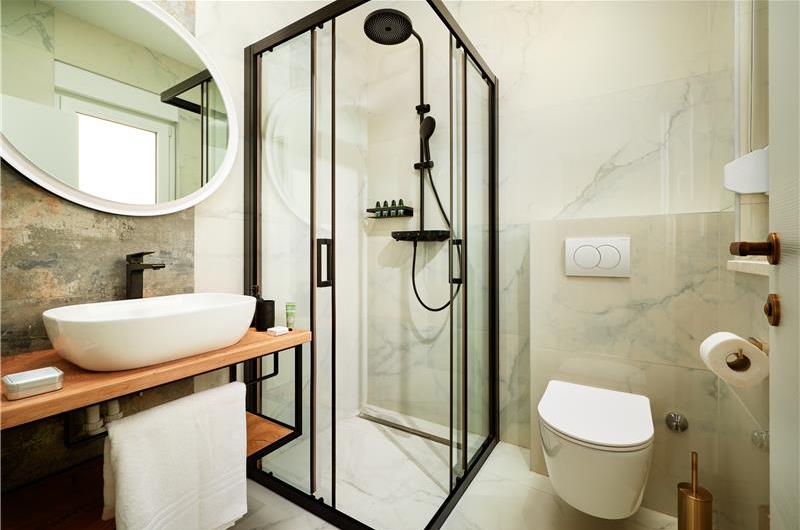 6 bedroom villa with heated pool near Omis, sleeps 12