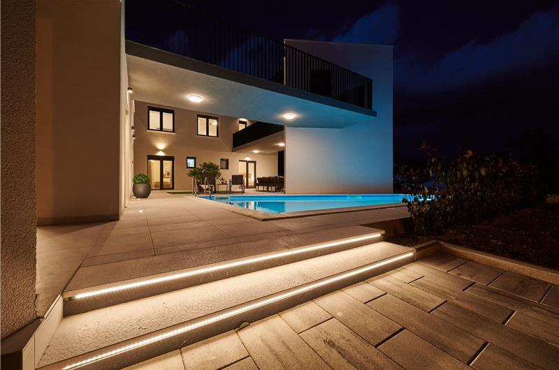 6 bedroom villa with heated pool near Omis, sleeps 12