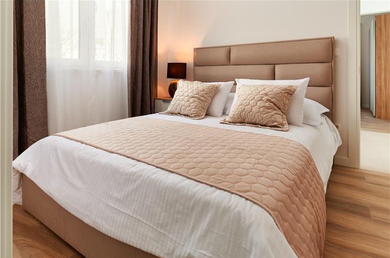 6 bedroom villa with heated pool near Omis, sleeps 12