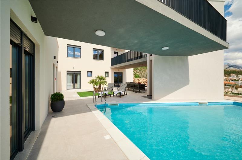 6 bedroom villa with heated pool near Omis, sleeps 12