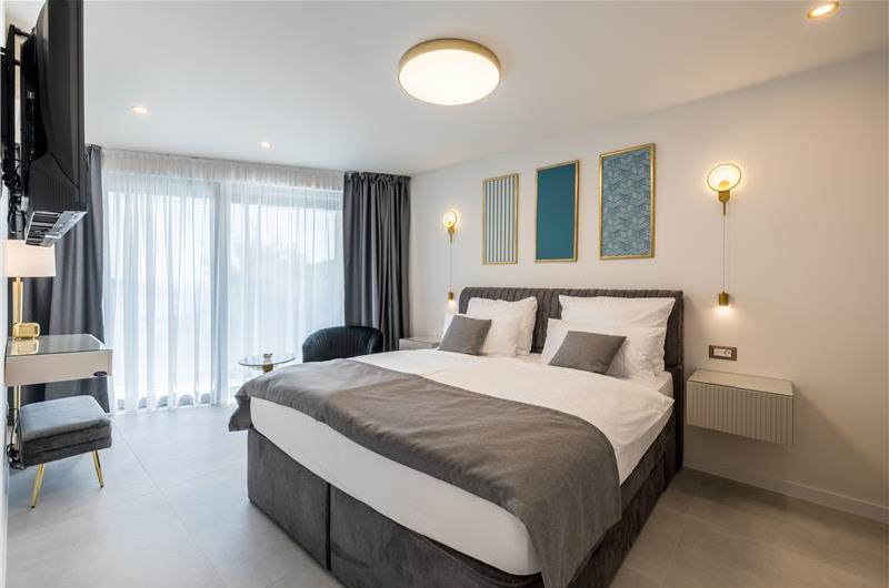 4 bedroom villa with heated pool and sea view in Vinišće, sleeps 8