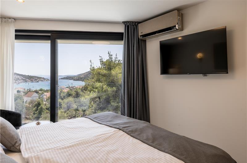 4 bedroom villa with heated pool and sea view in Vinišće, sleeps 8