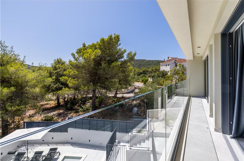 4 bedroom villa with heated pool and sea view in Vinišće, sleeps 8