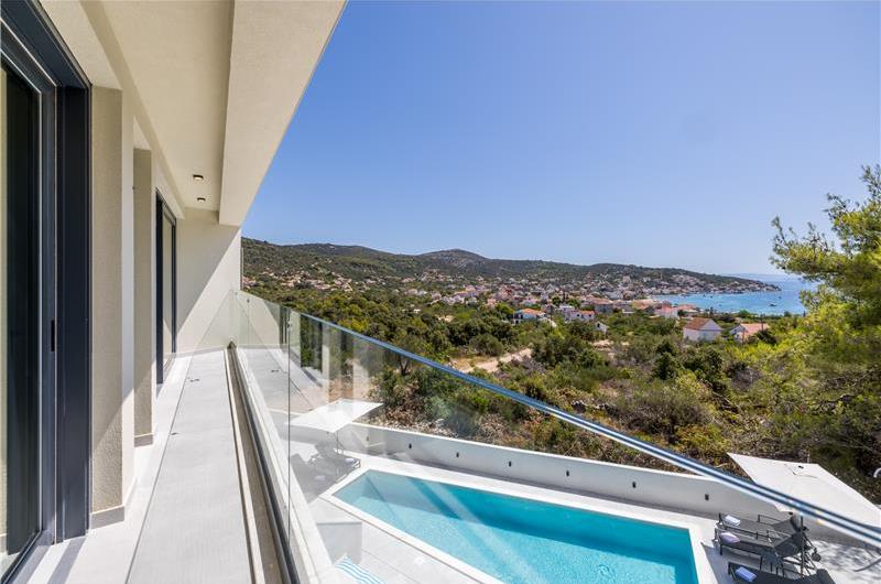 4 bedroom villa with heated pool and sea view in Vinišće, sleeps 8