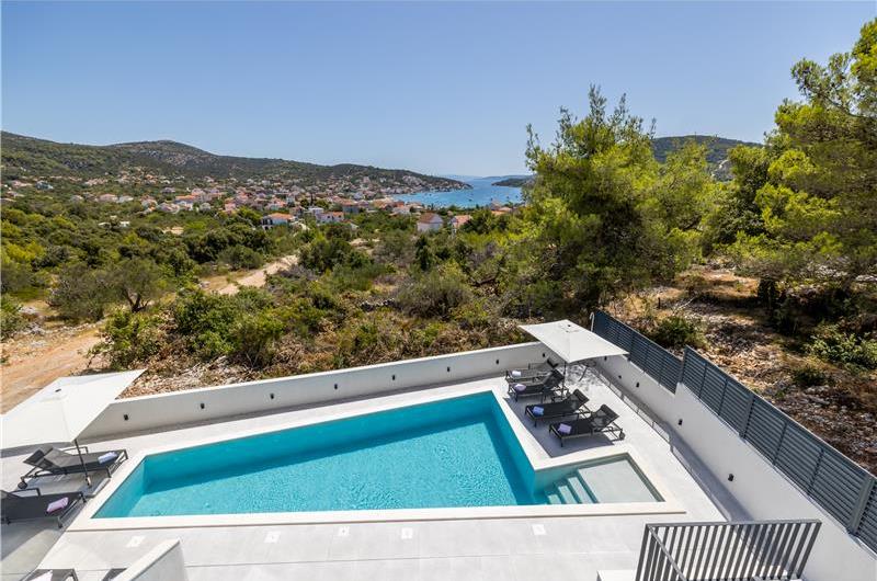 4 bedroom villa with heated pool and sea view in Vinišće, sleeps 8