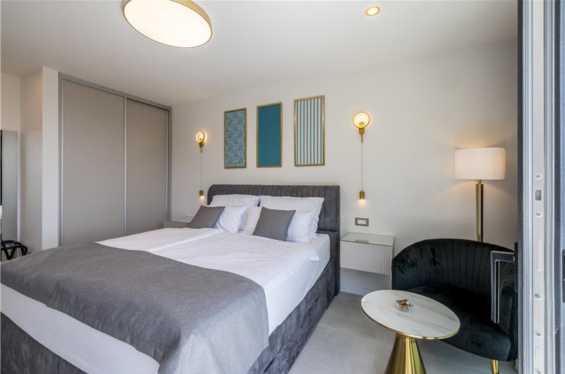 4 bedroom villa with heated pool and sea view in Vinišće, sleeps 8