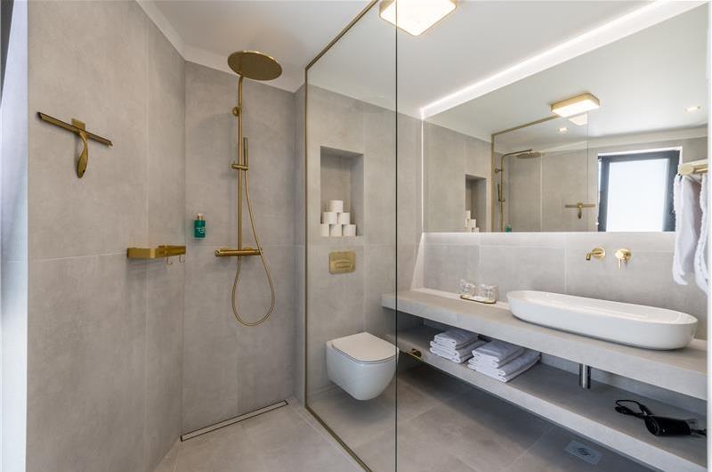 4 bedroom villa with heated pool and sea view in Vinišće, sleeps 8