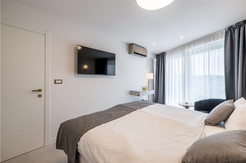 4 bedroom villa with heated pool and sea view in Vinišće, sleeps 8